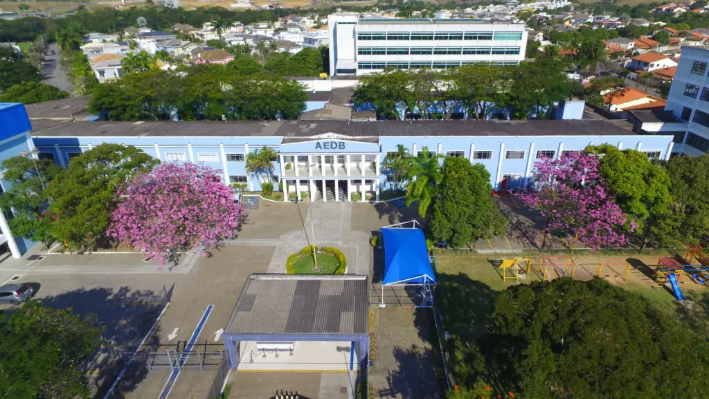 imagem aérea da fachada da Associação Educacional Dom Bosco - AEDB