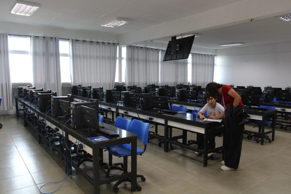 Laboratório de Informática, sala cheia de computadores para a realização de trabalhos e outras atividades