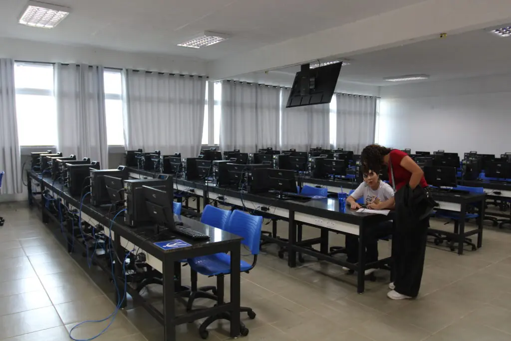 Laboratório de Informática, sala cheia de computadores para a realização de trabalhos e outras atividades