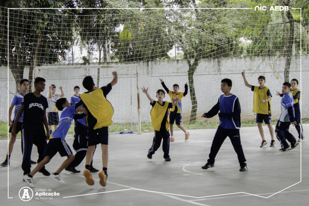 Alunos do Colégio de Aplicação de Resende participam de partida de futsal durante as Olimpíadas Escolares.