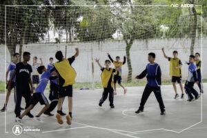 Alunos do Colégio de Aplicação de Resende participam de partida de futsal durante as Olimpíadas Escolares.